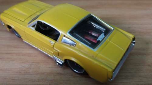 Maisto: 1967 Ford Mustang GT (Rubber Tires / Hood Opening)