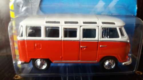 Maisto: Volkswagen Samba Van (Red and White) 1:40 Scale