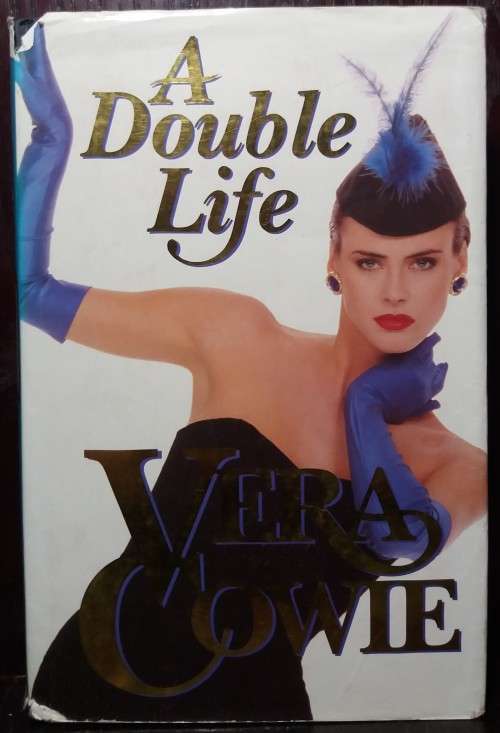 A Double Life - Vera Cowie (Hardcover)
