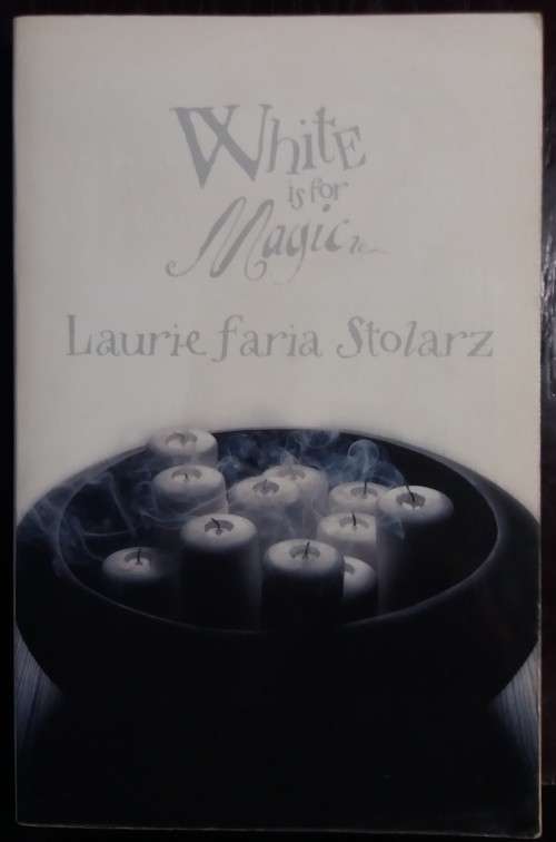 White is for Magic - Laurie Faria Stolarz