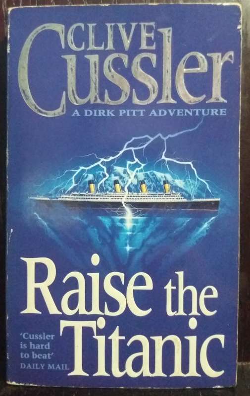 Raise the Titanic - Clive Cussler (Small Paperback)