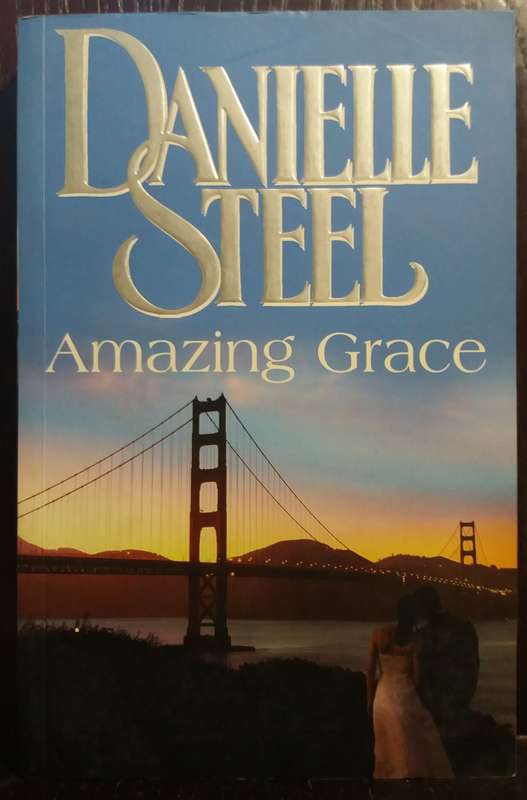 Amazing Grace - Danielle Steel  (Large Paperback)