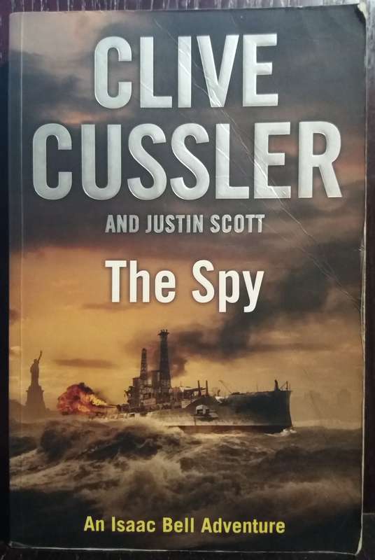 The Spy - Clive Cussler (Large Paperback)