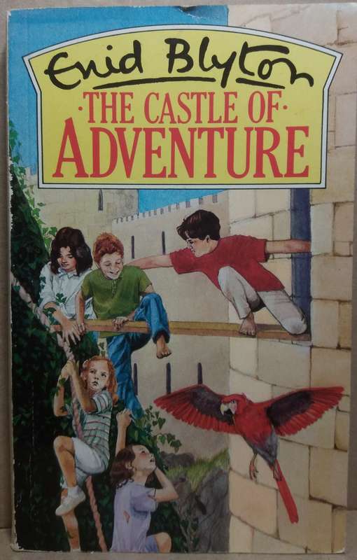 The Castle of Adventures - Enid Blyton (Small Paperback)