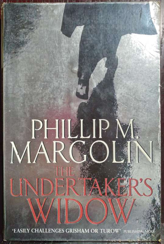 The Undertaker's Widow - Phillip M. Margolin (Large Paperback)