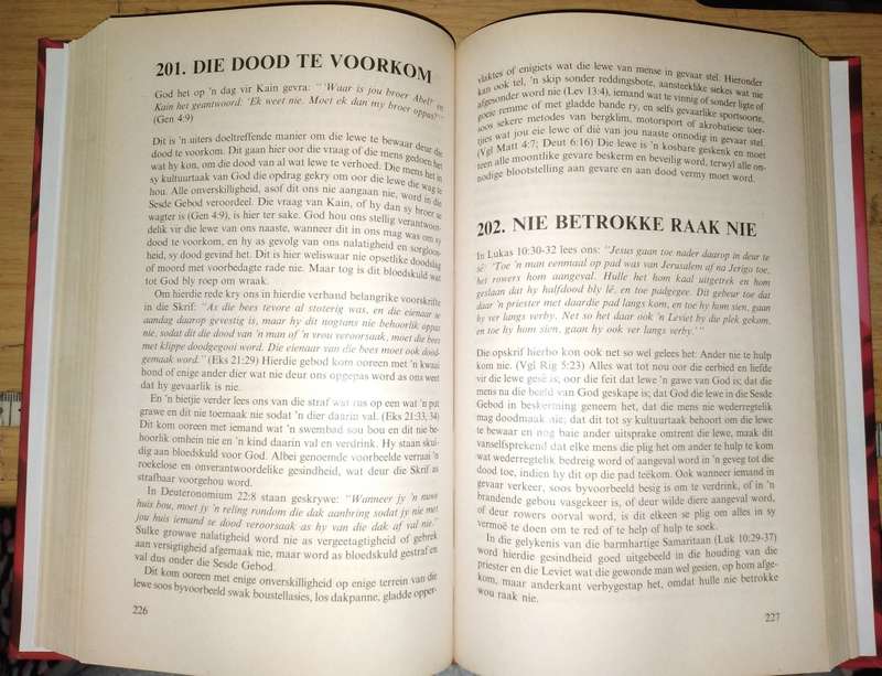 Onder Ewige Vleuels (Dagstukkies vir Een Jaar) - Willie Marais (Medium Hardcover)
