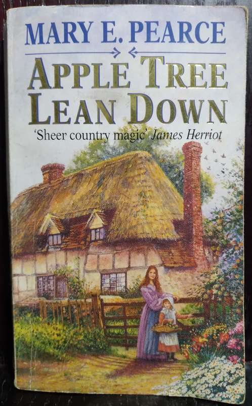 Apple Tree Lean Down - Mary E. Pearce (Small Paperback)