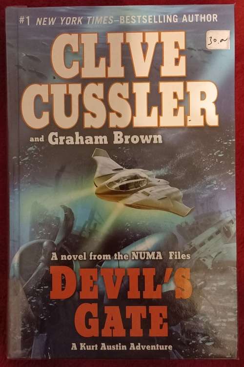 Devil`s Gate - Clive Cussler (Large print edition hardcover)