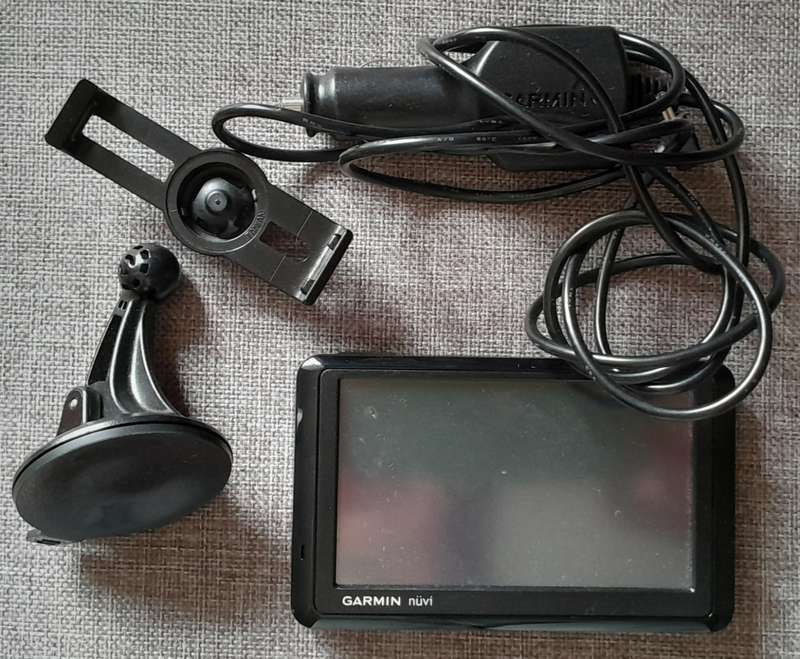 Garmin Nuvi 1310 with pouch and accessories