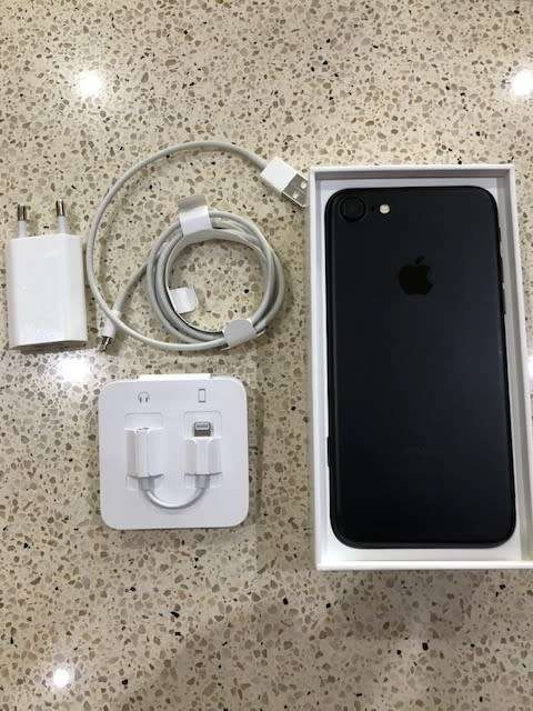 Black IPhone 7 128gb Bundle