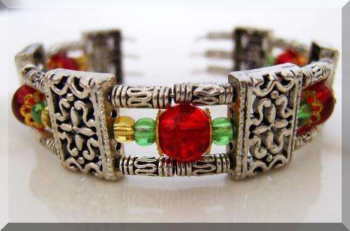 EXQUISITE!!! HAND CRAFTED BRACELET WITH  STUNNING GLASS AND TIBETAN SILVER BEADS