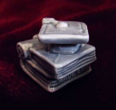 CALENDER SERIES!!! CUTE WADE WHIMSIE GRADUATION CAP AND BOOKS - JUNE FIGURINE- WONDERFUL!!