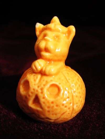CALENDER SERIES!!! BEAUTIFUL WADE WHIMSIE PUMPKIN KITTY FIGURINE - OCTOBER!!!
