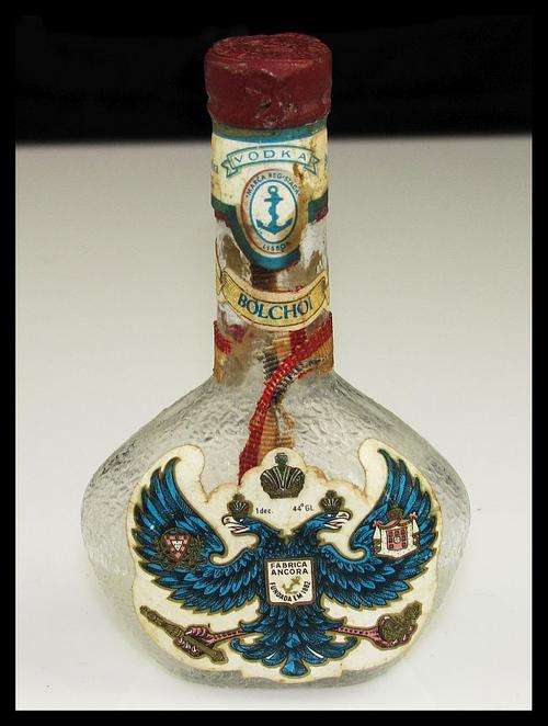***COLLECTABLE*** SMALL VINTAGE BOLCHOI VODKA BOTTLE WITH HIGH DETAIL!