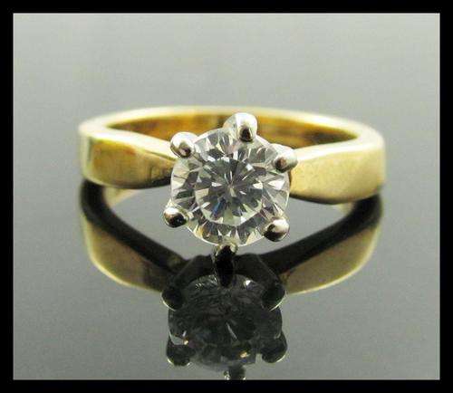 RADIANT!!! BEAUTIFUL LADIES ENGAGEMENT RING, 18K GOLD PLATED RING WITH SINGLE SIMULATED DIAMOND â¥