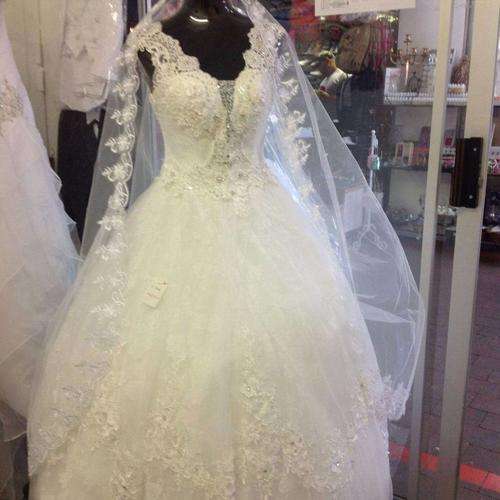 Beautiful White/Ivory Wedding Dress - Size 36 - *Door delivery for only R150*