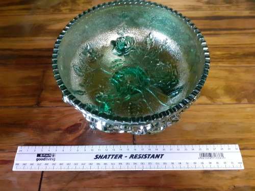 Beautiful green vintage carnival glass bowl. CRAZY R9.99 START****
