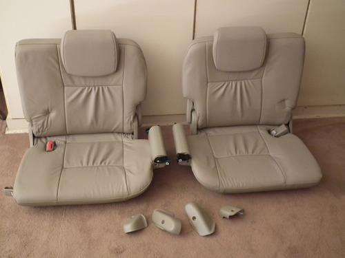 A pair of rear jump seats for a Toyota Fortuner  EXCELENT condition buyer to collect.