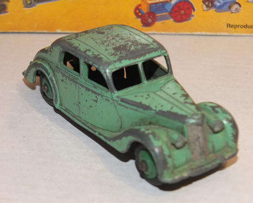 DINKY TOYS MODEL No.40A RILEY SALOON .