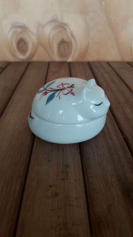 A collection of assorted Elizabeth Arden collectables