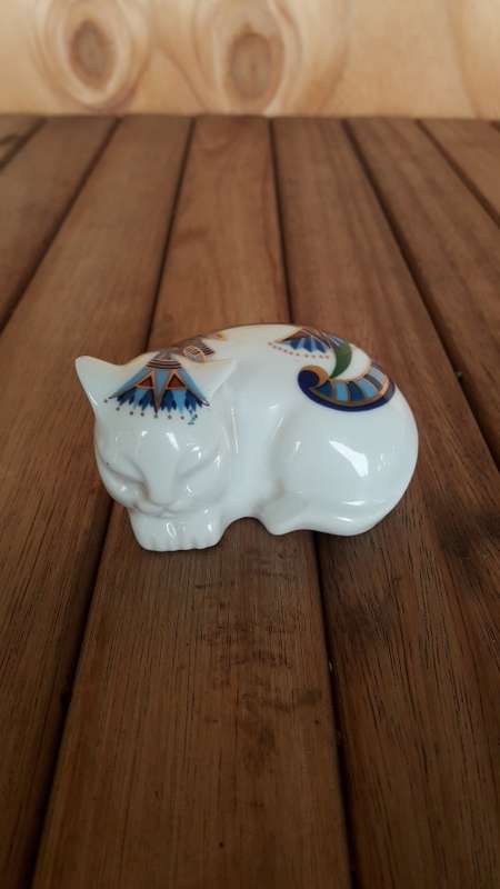 A collection of assorted Elizabeth Arden collectables