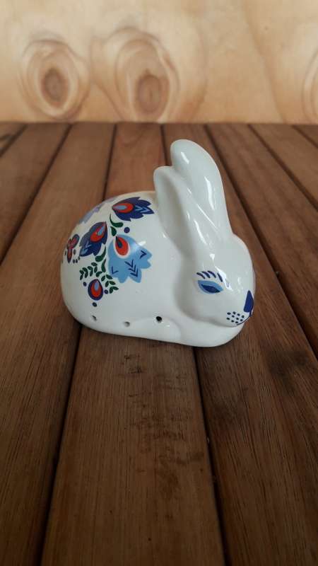 A collection of assorted Elizabeth Arden collectables