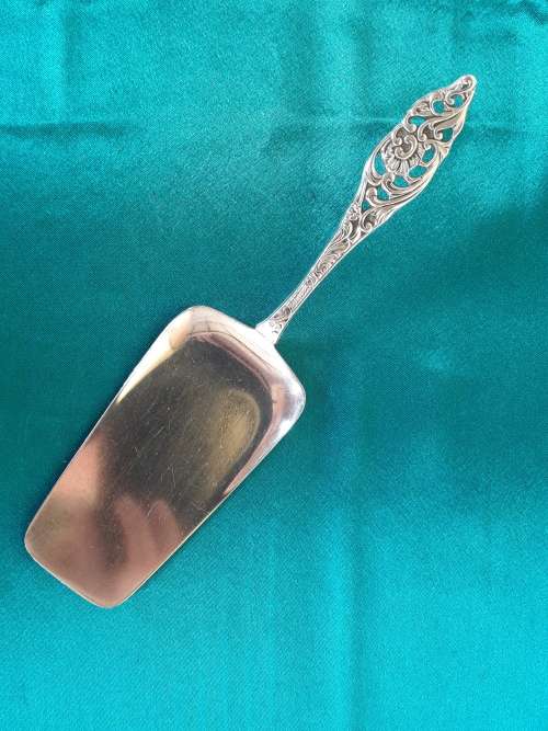 A beautiful silver plated cake lifter