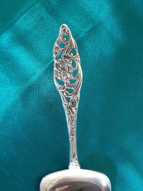 A beautiful silver plated cake lifter