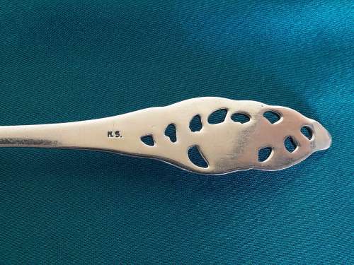 A beautiful silver plated cake lifter