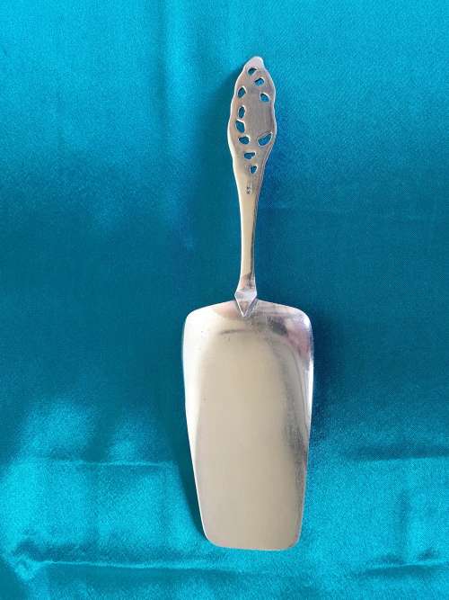 A beautiful silver plated cake lifter