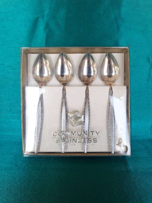 A set of 4 community stainless steel teaspoons