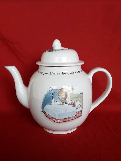 *COLLECTORS ITEM* A beatrix potter Wedgwood Peter Rabbit teapot