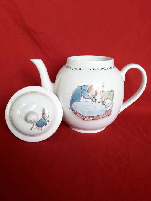 *COLLECTORS ITEM* A beatrix potter Wedgwood Peter Rabbit teapot