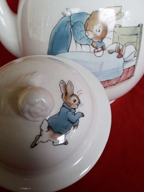 *COLLECTORS ITEM* A beatrix potter Wedgwood Peter Rabbit teapot