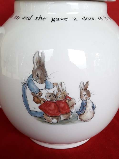 *COLLECTORS ITEM* A beatrix potter Wedgwood Peter Rabbit teapot