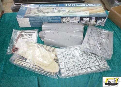 Revell Flower Class Corvette H.M.C.S. SNOWBERRY - Ship Model. Scale 1:72 - Original Box