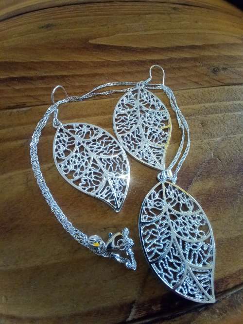 Leaf Necklace and Earring Set!!