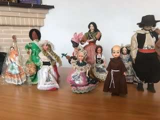 TEN COLLECTABLE INTERNATIONAL SOUVENIR FIGURINES/DOLLS