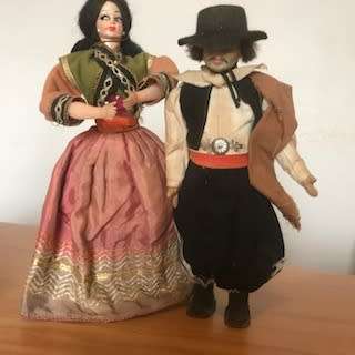 TEN COLLECTABLE INTERNATIONAL SOUVENIR FIGURINES/DOLLS