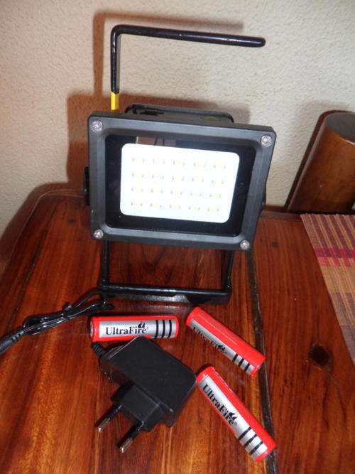 Rechargeable, Portable 30W CREE XML-L2 LED Floodlight