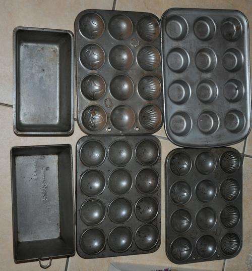 Set of 6 Vintage Bakeware
