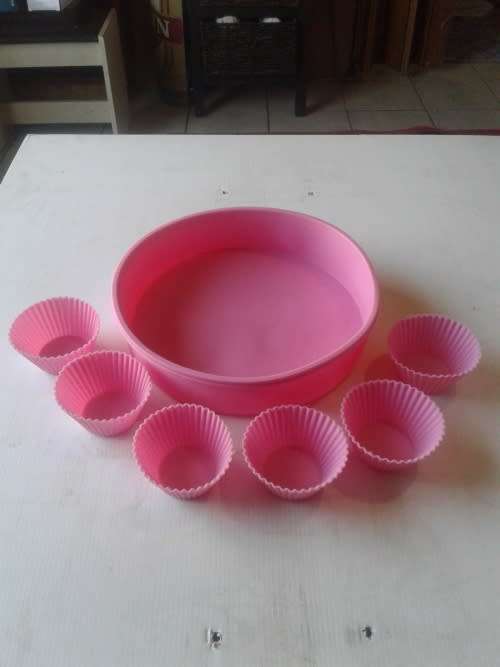 7 PIECE OVEN PROOF SILICONE CUP CAKE AND CAKE MOULD,ONE BID