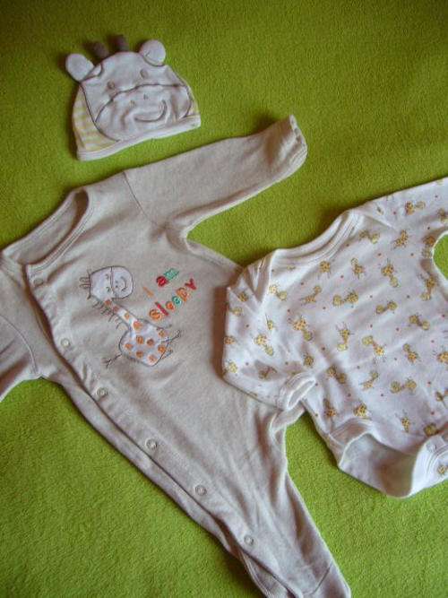 **** Cute Giraffe Baby Grow Set Plus Hat Size 0-3 Months ****