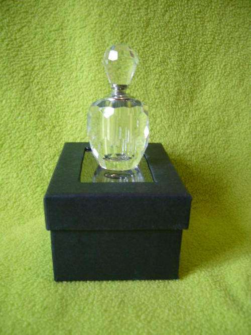 **** Brand New - Beautiful Glass Perfume Holder ****