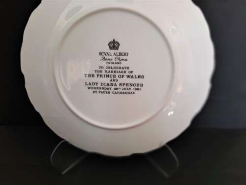 VINTAGE ROYAL ALBERT BONE CHINA PLATE - PRINCE OF WALES MARRIAGE TO LADY DIANNA 1981 21.5cm - 8 3/8`