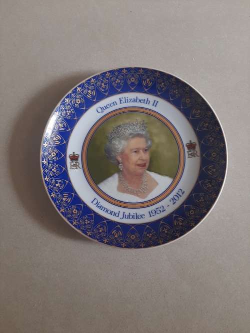 QUEEN ELIZABETH 2 PORCELAIN PLATE