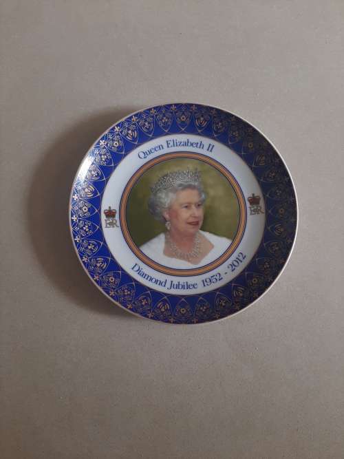 QUEEN ELIZABETH 2 PORCELAIN PLATE