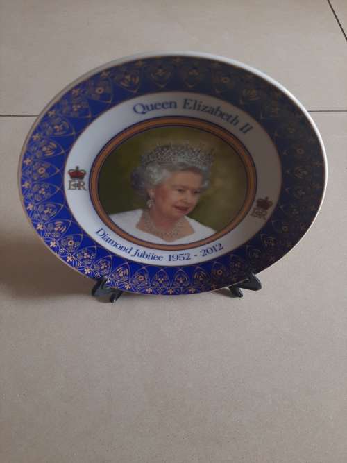 QUEEN ELIZABETH 2 PORCELAIN PLATE