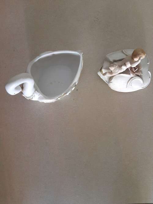 PORCELAIN.SWAN TRINKET BOX