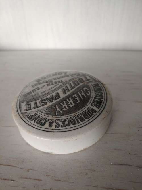 Tooth paste lid